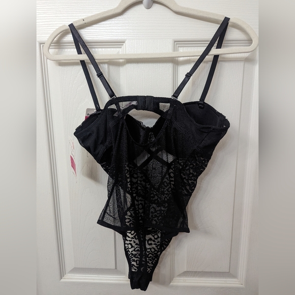 Curve Necessities Bodysuit with Built-in 5 way Convertible - Picture 5 of 9